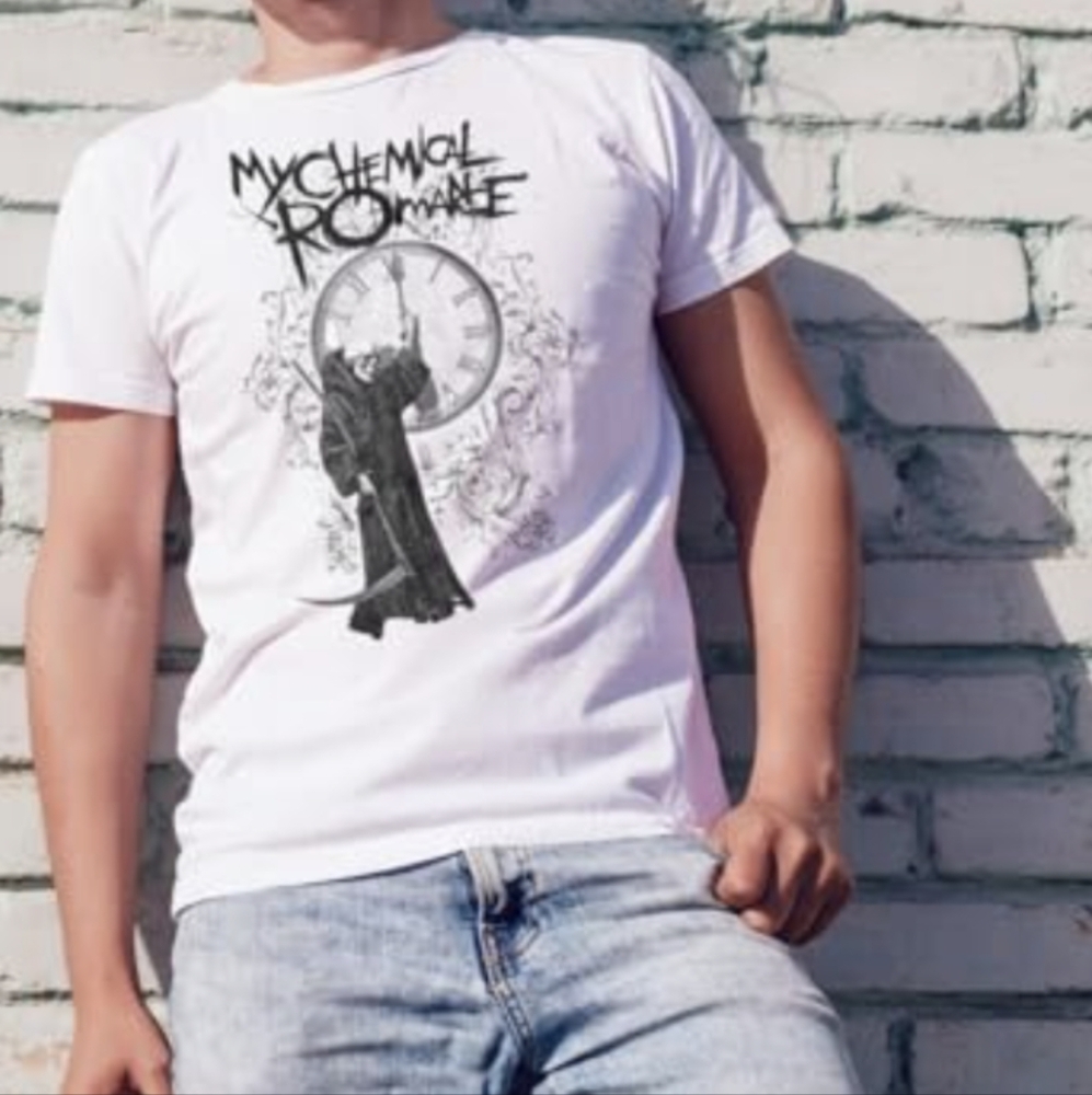 Hot Topic White Graphic Tee with Clock Design